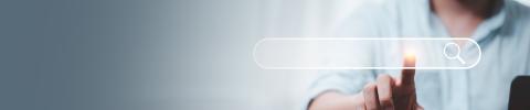 imagen de persona seleccionando un buscador con el dedo